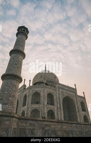 Taj Mahal Westseite gegen bewölkten Himmel während Sonnenaufgang Zeit, Agra, Indien Stockfoto