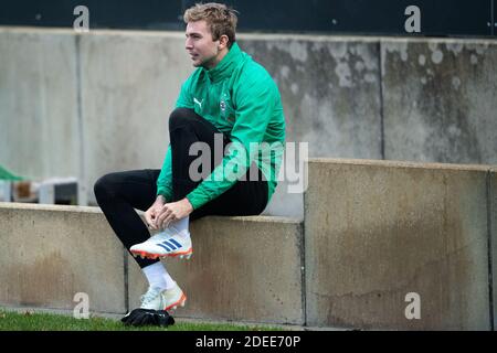 30. November 2020, Nordrhein-Westfalen, Mönchengladbach: Fußball: Champions League, vor dem Spiel Borussia Mönchengladbach - Inter Mailand. Christoph Kramer zieht seine Schuhe vor dem Training von Borussia Mönchengladbach an. Foto: Marius Becker/dpa Stockfoto