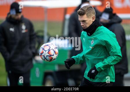 30. November 2020, Nordrhein-Westfalen, Mönchengladbach: Fußball: Champions League, vor dem Spiel Borussia Mönchengladbach - Inter Mailand. Matthias Ginter spielt den Ball beim Training von Borussia Mönchengladbach. Foto: Marius Becker/dpa Stockfoto