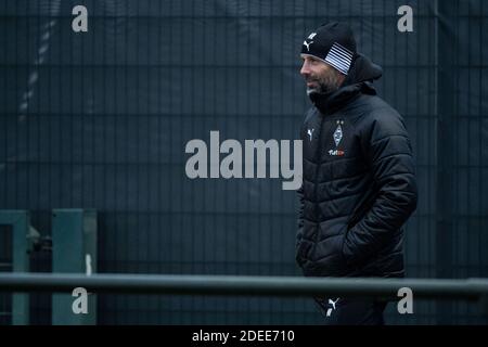 30. November 2020, Nordrhein-Westfalen, Mönchengladbach: Fußball: Champions League, vor dem Spiel Borussia Mönchengladbach - Inter Mailand. Gladbachs Trainer Marco Rose kommt zum Training. Foto: Marius Becker/dpa Stockfoto