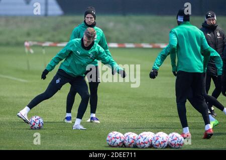 30. November 2020, Nordrhein-Westfalen, Mönchengladbach: Fußball: Champions League, vor dem Spiel Borussia Mönchengladbach - Inter Mailand. Gladbachs Matthias Ginter (l) spielt den Ball in der Praxis. Hinter ihm ist Oscar Wendt. Foto: Marius Becker/dpa Stockfoto