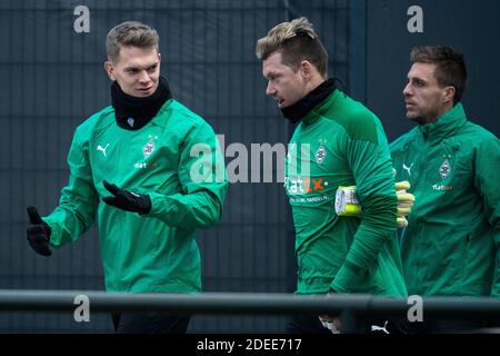 30. November 2020, Nordrhein-Westfalen, Mönchengladbach: Fußball: Champions League, vor dem Spiel Borussia Mönchengladbach - Inter Mailand. Matthias Ginter (l-r), Torwart Max Grün und Patrick Herrmann kommen zum Training von Borussia Mönchengladbach. Foto: Marius Becker/dpa Stockfoto