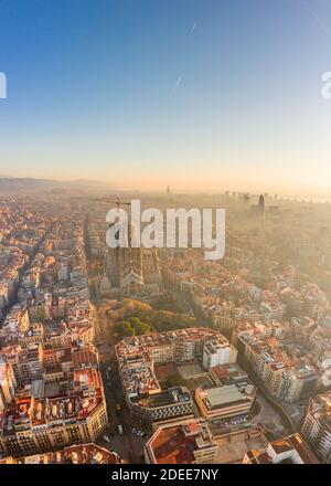 Luftdrohne Aufnahme der Kirche in Barcelona nebligen Morgen während sonnenaufgang Stockfoto