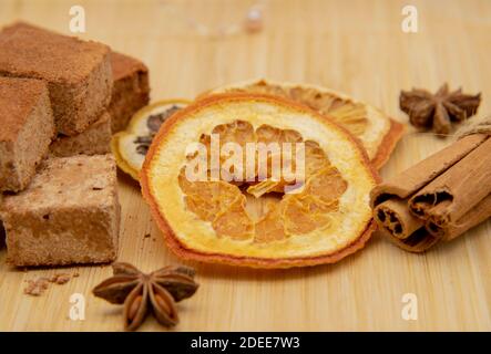 Duftende Gewürze und Marshmallows auf einem Holztablett Stockfoto