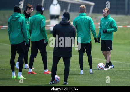 30. November 2020, Nordrhein-Westfalen, Mönchengladbach: Fußball: Champions League, vor dem Spiel Borussia Mönchengladbach - Inter Mailand. Gladbachs Tony Jantschke (r) steht mit seinen Teamkollegen zusammen. Foto: Marius Becker/dpa Stockfoto