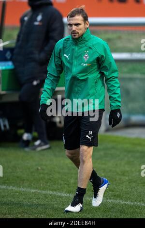30. November 2020, Nordrhein-Westfalen, Mönchengladbach: Fußball: Champions League, vor dem Spiel Borussia Mönchengladbach - Inter Mailand. Gladbachs Tony Jantschke kommt zum Training. Foto: Marius Becker/dpa Stockfoto