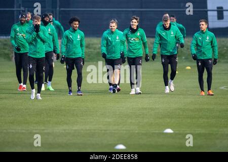 30. November 2020, Nordrhein-Westfalen, Mönchengladbach: Fußball: Champions League, vor dem Spiel Borussia Mönchengladbach - Inter Mailand. Die Spieler von Borussia Mönchengladbach wärmen sich auf. Foto: Marius Becker/dpa Stockfoto