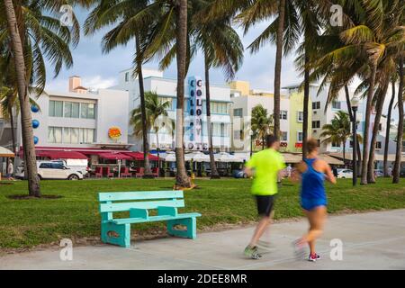 USA, Miami, Miami Beach, South Beach, Joggen auf dem Weg vor den Art déco-Hotels am Ocean Drive Stockfoto