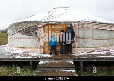 Familie vor der Jurte Jakuts im Frühjahr, Russland Stockfoto