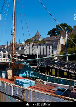 Boote in der Le Port Musee Maritime Museum im Hafen von Port Rhu in Douarnenez Finisterre Bretagne Nord-West-Frankreich. Stockfoto