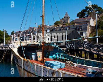 Boote in der Le Port Musee Maritime Museum im Hafen von Port Rhu in Douarnenez Finisterre Bretagne Nord-West-Frankreich. Stockfoto