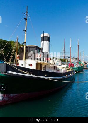 Boote in der Le Port Musee Maritime Museum im Hafen von Port Rhu in Douarnenez Finisterre Bretagne Nord-West-Frankreich. Stockfoto