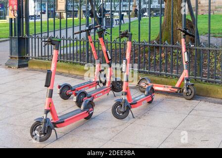 Vermietung von Elektro-Scootern in Colmore Row in Birmingham's Business District, Birmingham, Großbritannien Stockfoto