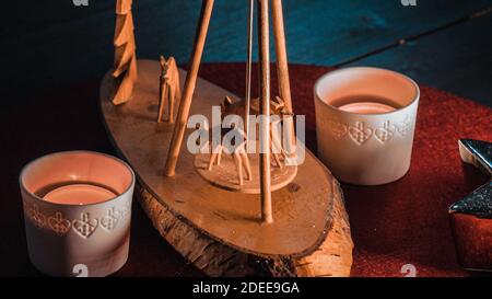 Handgefertigte traditionelle hölzerne Rentier Ornament. Weitwinkelansicht. Stockfoto
