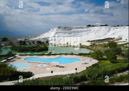 Pamukkale, Denizli, Türkei - September, 2018: Öffentlicher Park mit See, grünem Gras und Bäumen und Poolbereich mit Liegestühlen in der Nähe von Thermalquellen Park Pamu Stockfoto