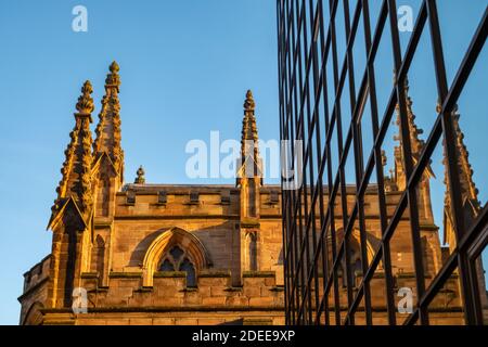 Glasgow, Schottland, Großbritannien. November 2020. UK Wetter: Reflexionen an einer modernen Fassade. Kredit: Skully/Alamy Live Nachrichten Stockfoto