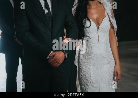 Eine Nahaufnahme eines wunderschönen Paares an ihrem Hochzeitstag Stockfoto