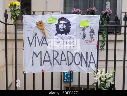 Nach seinem Tod hinterlassen die Menschen ein Denkmal vor der argentinischen Botschaft für Diego Maradona. London Stockfoto