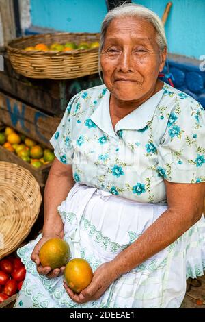 Obstverkäufer auf dem Markt in Guatemala. Stockfoto