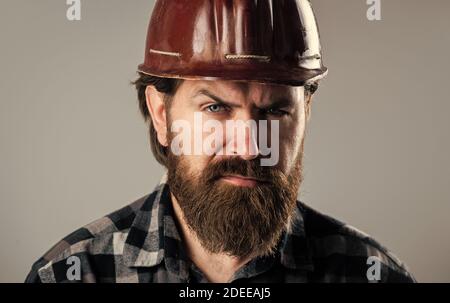 Bauen Sie Ihre Zukunft. Mann mit Hardhat. Bauarbeiter in Hardhat. Ingenieur Architekt arbeiten in Schutzhelm. Brutal Techniker Builder. Fabrikarbeiter Mechaniker. Industriearbeiter in Helm. Stockfoto