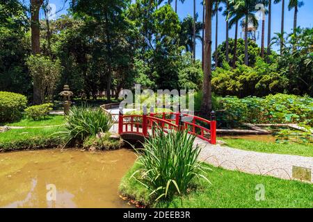 Botanischer Garten von Rio de Janeiro, Brasilien. Rote Brücke im japanischen Garten. Stockfoto