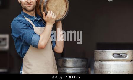 Verladung von Produkten für Biergärung und Kleinbetrieb Stockfoto