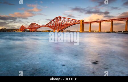 Sonnenuntergang an der Forth Railway Bridge über dem Fluss Forth Bei South Queensferry Stockfoto