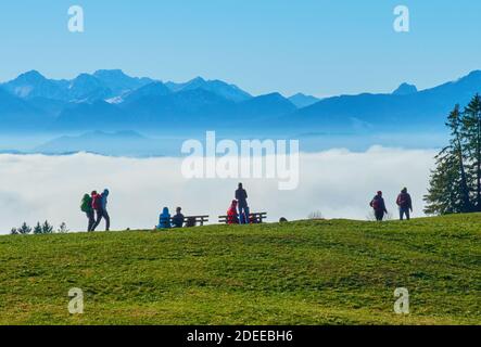 Stoetten am Auerberg, Bayern, Deutschland, November 28 2020. Wanderer und Mountainbiker auf der Strecke bis zum Auerberg (1055m) und der umliegenden Landschaft, mit den Alpen und Inversionswetterlagen (Inversionswetterlage), mit Nebel in den Tälern. © Peter Schatz / Alamy Live News Stockfoto