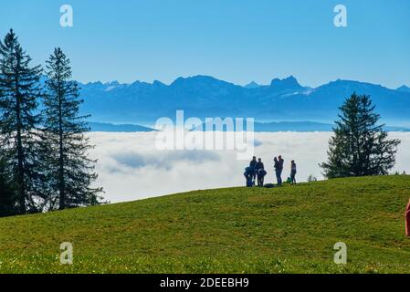 Stoetten am Auerberg, Bayern, Deutschland, November 28 2020. Wanderer und Mountainbiker auf der Strecke bis zum Auerberg (1055m) und der umliegenden Landschaft, mit den Alpen und Inversionswetterlagen (Inversionswetterlage), mit Nebel in den Tälern. © Peter Schatz / Alamy Live News Stockfoto