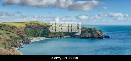 Herrlicher Weitwinkelblick entlang der Küste von South Cornwall von Lantic Bay Beach über Polperro und darüber hinaus. Ein schöner Tag. Stockfoto