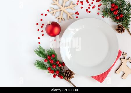 Weiß sauber runden Teller, auf einem weißen Tisch mit Weihnachtsschmuck Stockfoto