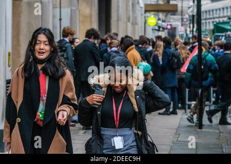 London, Großbritannien. November 2020. Harris Academy Westminster Sechste Former verlassen ihre Westminster Schule zur Mittagszeit. Es gibt keine soziale Distanzierung und nur sehr wenige tragen Masken. Kredit: Guy Bell/Alamy Live Nachrichten Stockfoto