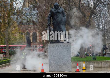 London, Großbritannien. November 2020. Die Statue von Winston Churchill bekommt eine Dampfreinigung auf dem Parliament Square. Er scheint zu rauchen, während die Brexit-Gespräche um die Ecke weitergehen. Kredit: Guy Bell/Alamy Live Nachrichten Stockfoto