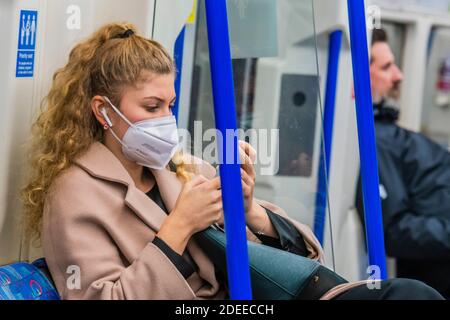 London, Großbritannien. November 2020. Mehr Menschen vermeiden das Tragen einer Maske - der Untergrund bleibt einigermaßen beschäftigt, da die zweite Coronavirus-Sperre ihr erstes Wochenende betritt. Diejenigen, die Reisen meist tragen Masken, nachdem sie obligatorisch auf öffentlichen Verkehrsmitteln. Kredit: Guy Bell/Alamy Live Nachrichten Stockfoto