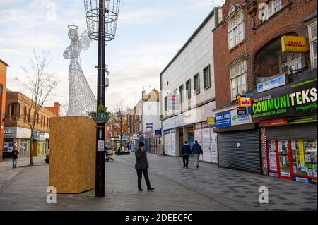 Slough, Berkshire, Großbritannien. November 2020. Die Regierung hat heute bekannt gegeben, dass Slough in die Covid-19 Tier 3-"sehr hohe Alarmstufe" gesetzt wird, ab dem Zeitpunkt, an dem die aktuelle nationale Sperre am 2. Dezember endet. Slough hat derzeit 320 positive Covid-19 Tests pro 100,000 verglichen mit 155 pro 100,000 in anderen Teilen von Berkshire. Quelle: Maureen McLean/Alamy Stockfoto