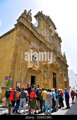 Touristen vor der s Kathedrale Basilika. Achat v. m. 17. Jahrhundert - 3. Mai 2018 Gallipoli Salento Italien Stockfoto