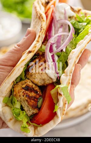 Hühnersuvlaki mit frischem Gemüse auf einem Fladenbrot Stockfoto