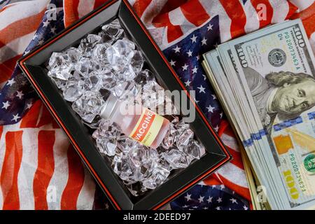 Zur Bekämpfung des pandemischen Coronavirus covid-19 SARS-COV-2 amerikanischen Impfstoffs Flasche Impfglas Fläschchen auf American Money Dollar Scheine Stockfoto