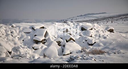 Februar und ein starker Schneefall bedeckt die Felsen durch die Verlassene Steinbruch auf dem Land in den Yorkshire Dales Stockfoto