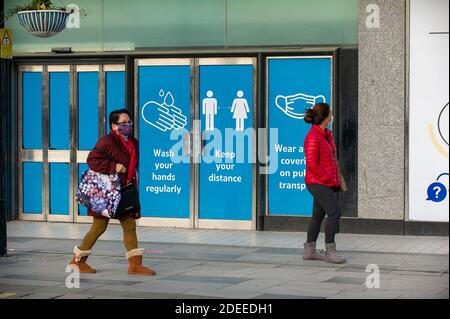 Slough, Berkshire, Großbritannien. November 2020. Die Regierung hat heute bekannt gegeben, dass Slough in die Covid-19 Tier 3-"sehr hohe Alarmstufe" gesetzt wird, ab dem Zeitpunkt, an dem die aktuelle nationale Sperre am 2. Dezember endet. Slough hat derzeit 320 positive Covid-19 Tests pro 100,000 verglichen mit 155 pro 100,000 in anderen Teilen von Berkshire. Quelle: Maureen McLean/Alamy Stockfoto