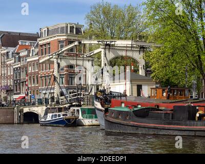 AMSTERDAM, NIEDERLANDE - 01. MAI 2018: Blick auf die Walter Suskind Brücke; eine Zugbrücke, die den Nieuwe Herengracht Kanal kreuzt Stockfoto