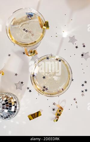 Zwei Gläser Champagner in einem Coupé-Glas Stockfoto