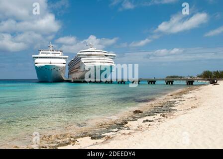 Der Morgenblick auf einen leeren Grand Turk Island Strand mit festfahrenden Kreuzfahrtschiffen im Hintergrund (Turks- und Caicos-Inseln). Stockfoto