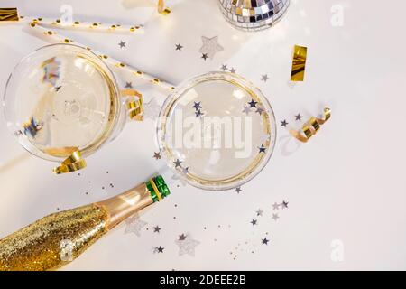 Zwei Gläser Champagner in einem Coupé-Glas Stockfoto