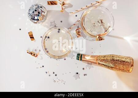 Zwei Gläser Champagner in einem Coupé-Glas Stockfoto