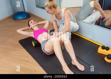 Faszientraining auf dem Rücken während der Physiotherapie Stockfoto