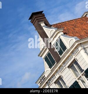 AMSTERDAM, NIEDERLANDE - 01. MAI 2018: Architektonische Details eines traditionellen Kanalhauses Stockfoto