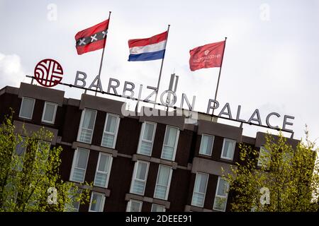 AMSTERDAM, NIEDERLANDE - 01. MAI 2018: Schild über dem NH Collection Barbizon Palace Hotel auf dem Prins Hendrikkade Stockfoto