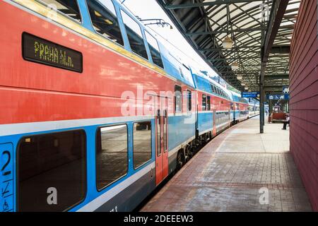 CityElefant, ein zweistockiger elektrisch angetriebener Personenzug in Praha hlavní nádraží, dem wichtigsten Prager Bahnhof, Prag, Tschechische Republik Stockfoto