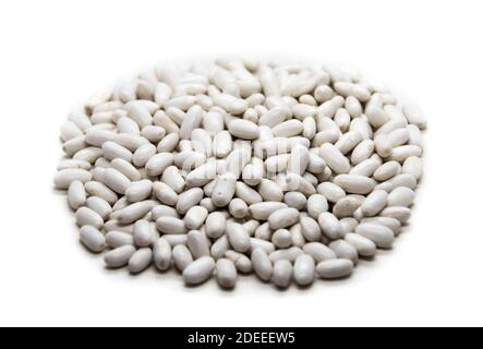 Natürliche weiße Bohnen auf weißem Hintergrund Stockfoto